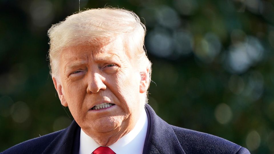 Donald Trump steht im Freien und spricht