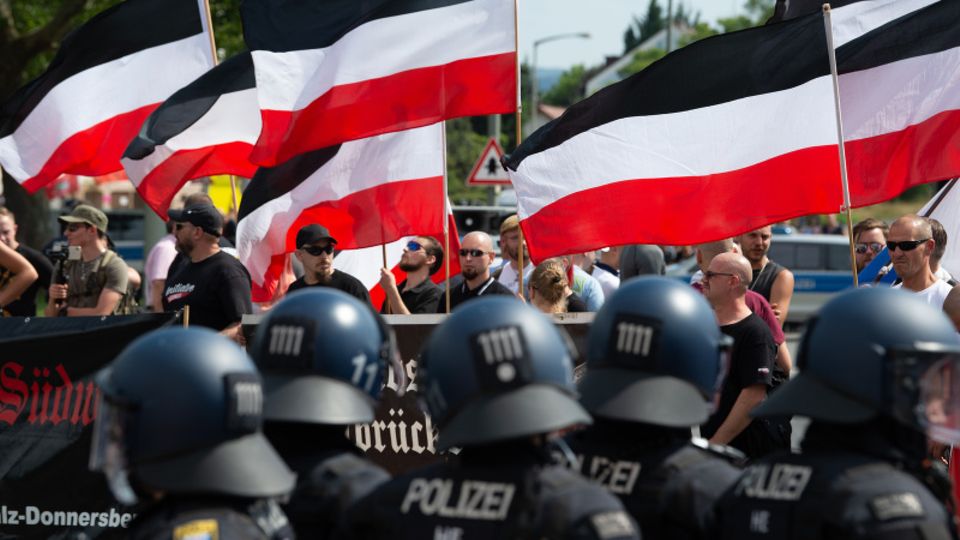 Polizisten bewachen rechtsextreme Demonstration.