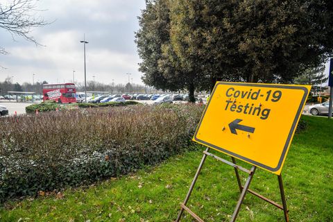 Schild "Covid-19-Testing" vor einem Testzentrum