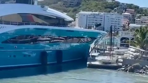 Yacht kracht in Anleger in St. Maarten