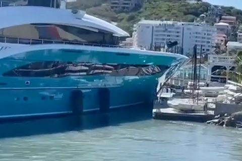 Yacht kracht in Anleger in St. Maarten