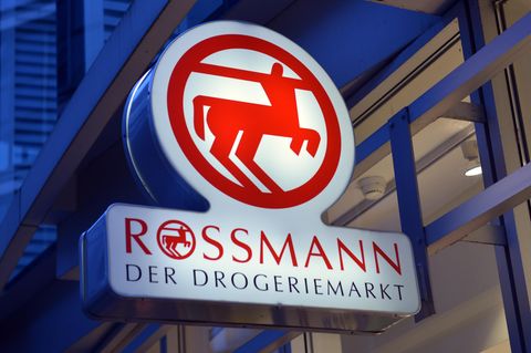 Ein Schild der Drogeriemarke Rossmann