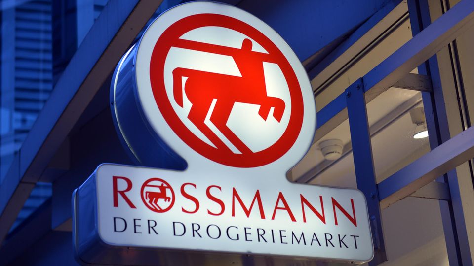 Ein Schild der Drogeriemarke Rossmann