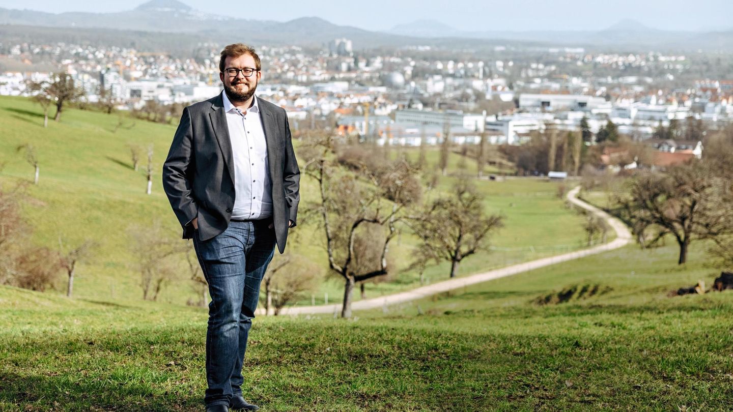 Oberbürgermeister Alexander Maier (Grüne). /// Seit dem 14. Januar 2021 ist Deutschlands jüngster Oberbürgermeister im Amt, Alexander Maier (29) von den Grünen in Göppingen. Am 14. März sind Landtagswahlen in Baden-Württemberg. Jan Rosenkranz und ich ha... Seit Alexander Maier den CDU-
Amtsinhaber
überraschend schlug,
ist er der erste grüne
Oberbürgermeister der Industriestadt
Göppingen