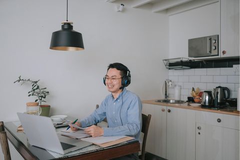 Ein praktisches Ringlicht kann fehlende Lichtquellen im Homeoffice ausgleichen.