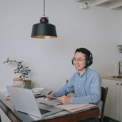 Ein praktisches Ringlicht kann fehlende Lichtquellen im Homeoffice ausgleichen.