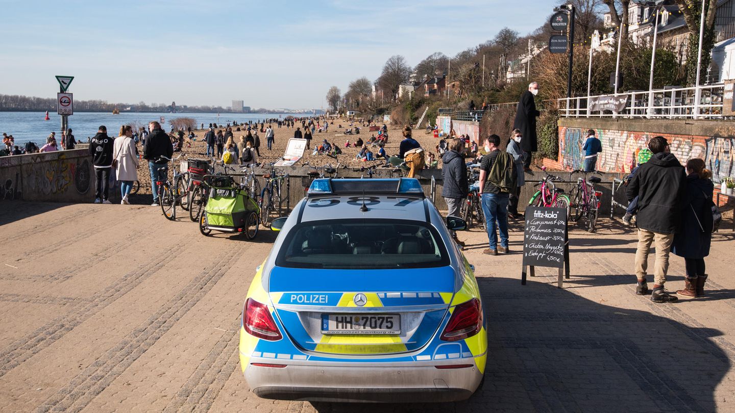 Verstöße gegen Corona-Auflagen: Ein Streifenwagen der Polizei parkt am Zugang zum Elbstrand Övelgönne in Hamburg Ein Streifenwagen der Polizei parkt am Zugang zum Elbstrand Övelgönne in Hamburg