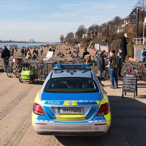 Ein Streifenwagen der Polizei parkt am Zugang zum Elbstrand Övelgönne in Hamburg