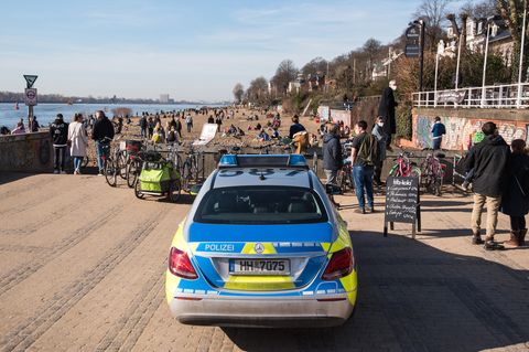 Ein Streifenwagen der Polizei parkt am Zugang zum Elbstrand Övelgönne in Hamburg