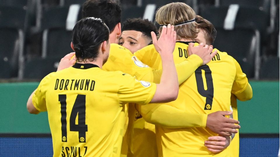 Sport kompakt: Gelbe Gruppenumarmung: Dortmunds Jadon Sancho (M.) bejubelt mit seinen Teamkollegen das wichtige Tor zum 0:1 Gelbe Gruppenumarmung: Dortmunds Jadon Sancho (M.) bejubelt mit seinen Teamkollegen das wichtige Tor zum 0:1
