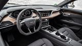 Das sportliche Audi-Cockpit spielt bewusst nicht die luftige E-Mobilitätskarte