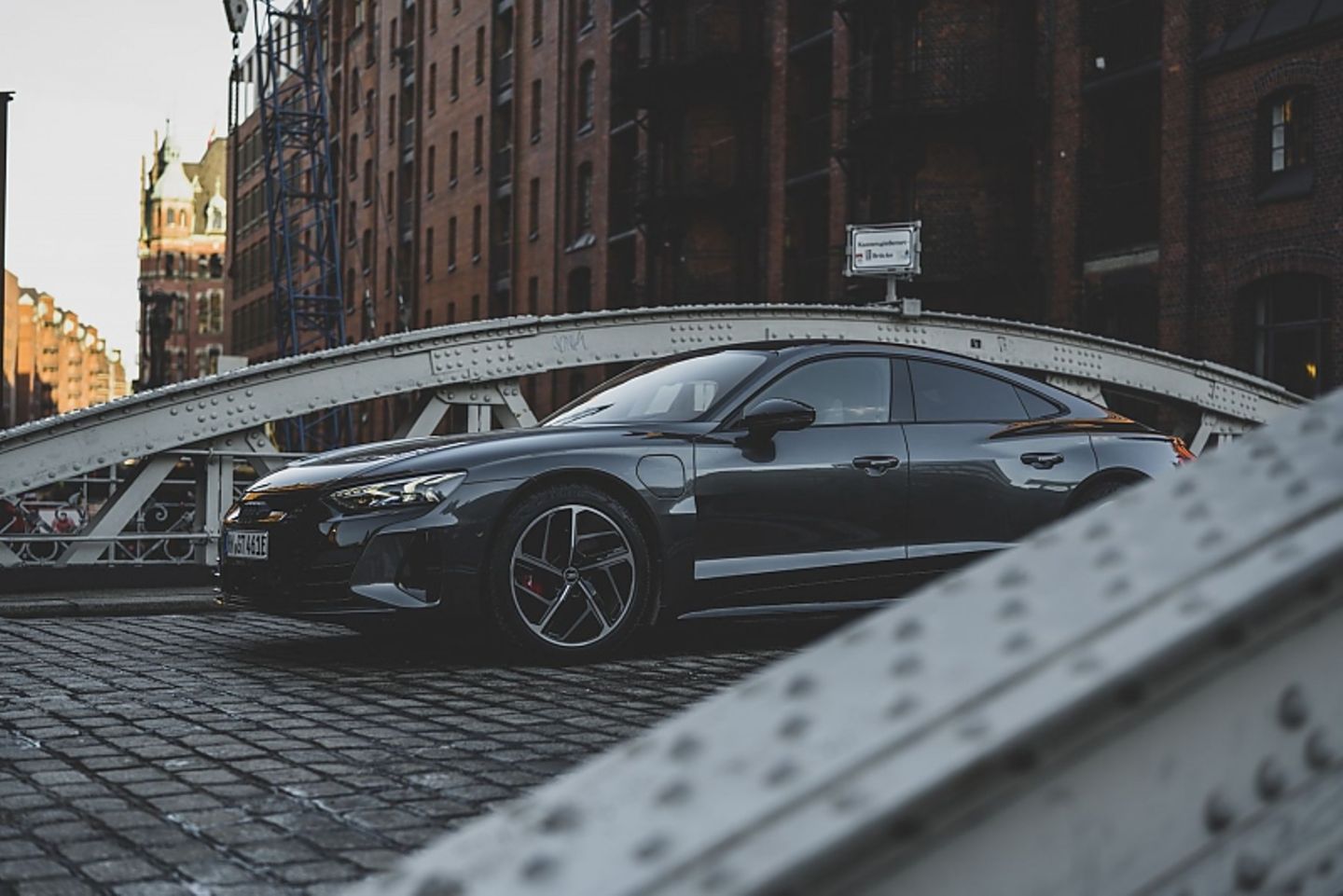 Dank der Dreikammer-Luftfeder ist der Audi e-tron GT komfortabel