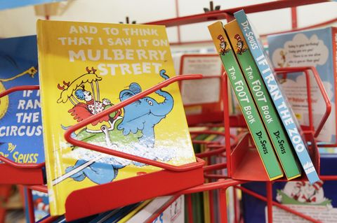 Mehrere Dr. Seuss-Bücher in einer amerikanischen Buchhandlung