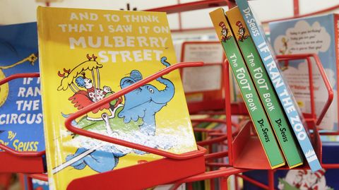 Mehrere Dr. Seuss-Bücher in einer amerikanischen Buchhandlung