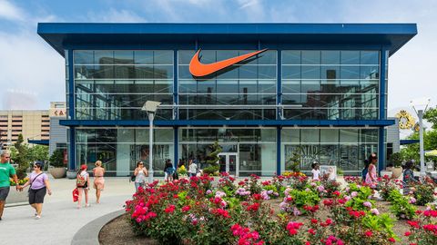 Eine Führungskraft bei Nike hat nach 25 Jahren das Unternehmen verlassen, nachdem die Geschäfte ihres Sohns öffentlich wurden