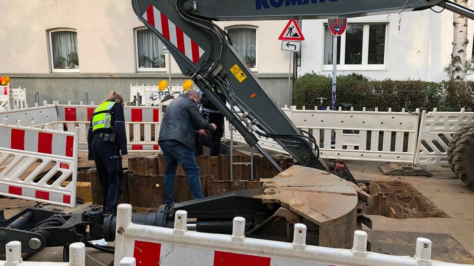 Nachrichten Deutschland Köln Polizisten stehen an einer Tiefbaustelle, an der ein Arbeiter zuvor bei einem Unfall lebensgefährlich verletzt worden war.