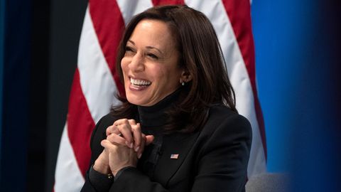 Kamala Harris lächelnd vor US Flagge