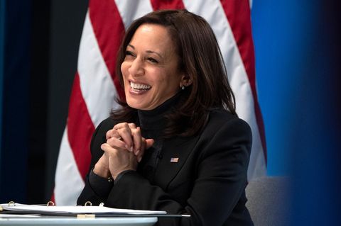 Kamala Harris lächelnd vor US Flagge