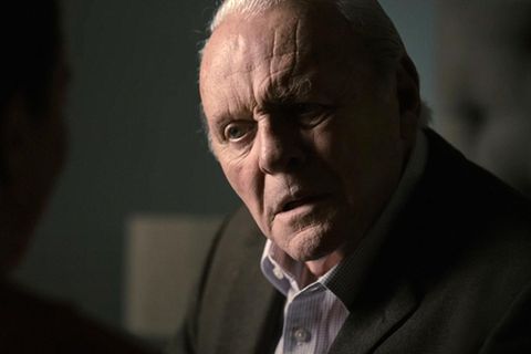 In "The Father" schwankt Hopkins zwischen Melancholie und ausbrechender Aggressivität.  