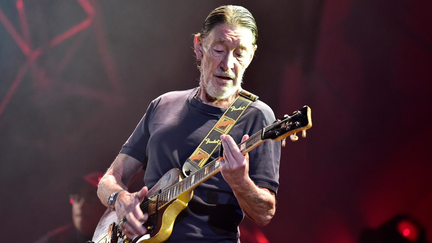 Musiker Chris Rea spielt Gitarre bei einer Show in Prag im Jahr 2017