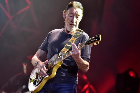 Musiker Chris Rea spielt Gitarre bei einer Show in Prag im Jahr 2017