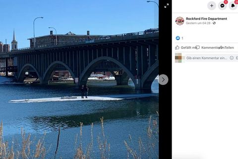 Zwei Angler treiben auf einer Eisscholle unter einer Brücke in Illinois