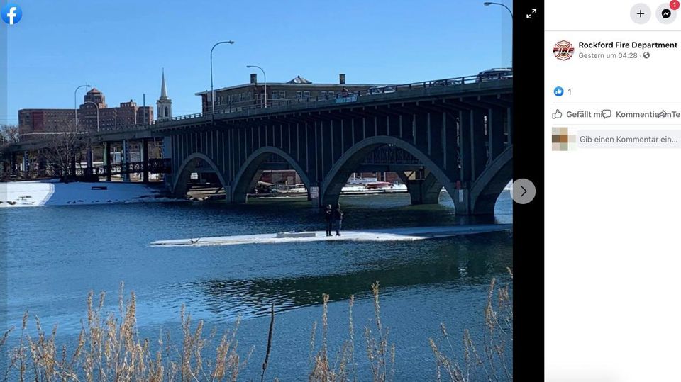 Zwei Angler treiben auf einer Eisscholle unter einer Brücke in Illinois