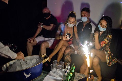 In einer Diskothek in Madrid (Symbolbild): Wenn feiern, dann aber mit Maske