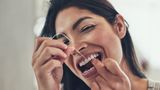 Beim Zähneputzen sollten Sie alle Zahnflächen reinigen: Vorder- und Rückseiten sowie Kauflächen und Zahnzwischenräume. Auch die Zunge sollte gereinigt werden, da sich auch hier viele Bakterien befinden. Hierfür können Sie entweder auch die Zahnbürste oder speziell dafür vorgesehene Zungenreiniger (-schaber) benutzen.