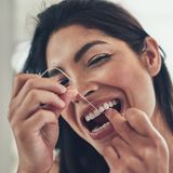 Beim Zähneputzen sollten Sie alle Zahnflächen reinigen: Vorder- und Rückseiten sowie Kauflächen und Zahnzwischenräume. Auch die Zunge sollte gereinigt werden, da sich auch hier viele Bakterien befinden. Hierfür können Sie entweder auch die Zahnbürste oder speziell dafür vorgesehene Zungenreiniger (-schaber) benutzen.