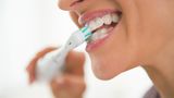 Vermeiden Sie zu starkes Querschrubben oder zu starken Druck beim Zähneputzen. Das schadet Ihren Zähnen auf Dauer, weil dadurch die dünne Schmelzschicht an den empfindlichen Zahnhälsen verloren gehen kann. Putzen Sie Ihre Zähne zweimal am Tag und konzentrieren Sie sich auf diese Tätigkeit.