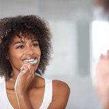 Zum Zähneputzen empfiehlt sich die so genannte Rüttel- oder Vibrationstechnik: Sie setzen dabei die Bürste in einem Winkel von etwa 45 Grad am Zahnfleischsaum an, sodass die Spitzen der Borsten in den Zahnzwischenraum eindringen. Wenn sie nun mit der Bürste leicht rütteln, spüren Sie das am Zahnfleisch und in den Zahnzwischenräumen. Die Spitzen der Borsten bleiben dabei fest stehen. Wischen Sie die gelösten Beläge von rot (Zahnfleisch) nach Weiß (Zähne) aus.