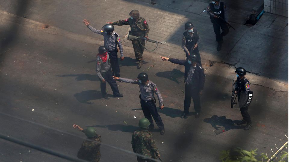 Ein ranghoher Polizist (M.), kommandiert Polizisten und Soldaten, die sich Anti-Putsch-Demonstranten nähern