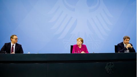 Bundeskanzlerin Angela Merkel (M., CDU) nach den Bund-Länder-Beratungen zur Coronalage in Deutschland