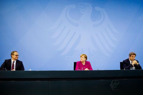 Bundeskanzlerin Angela Merkel (M., CDU) nach den Bund-Länder-Beratungen zur Coronalage in Deutschland