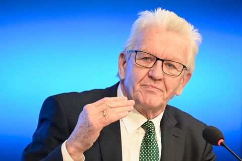 Winfried Kretschmann spricht und gestikuliert