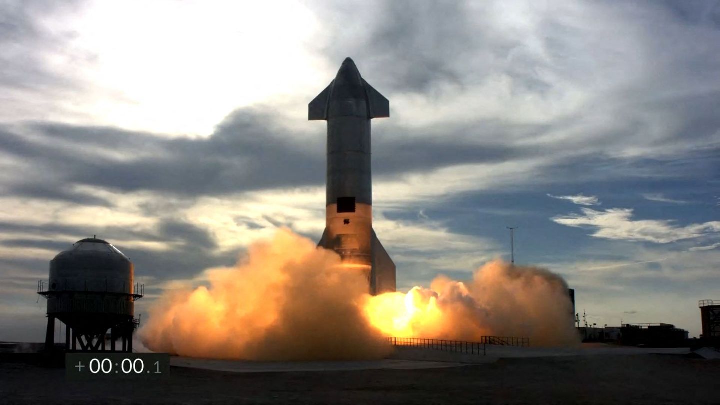 Ein Screenshot aus dem Video des Testflugs in Texas, kurz bevor die Rakete "Starship SN10" abhebt