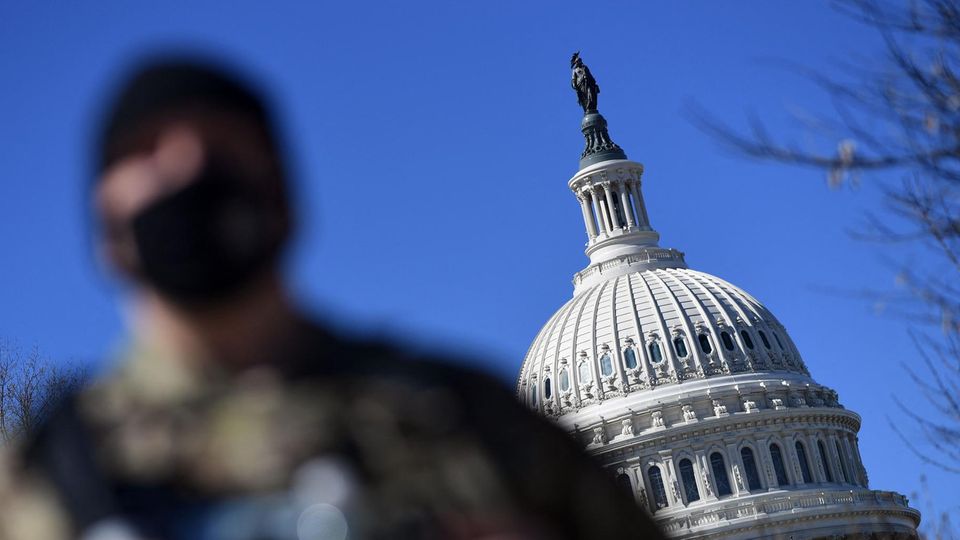 USA Washington Kapitol Bewachung Ein Mitglied der Nationalgarde steht in Uniform und Schutzweste vor der Kuppel des Kapitols in Washington