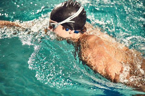 Wasserdichte Kopfhörer: Schwimmer mit Kopfhörern im Becken