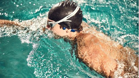 Wasserdichte Kopfhörer: Schwimmer mit Kopfhörern im Becken