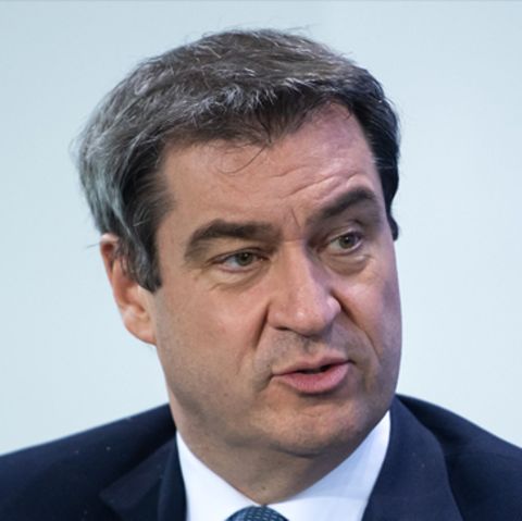Eine Kombo zeigt links Markus Söder und rechts Olaf Scholz. Beide tragen Anzug und sprechen gerade
