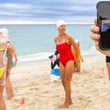 Zu der Aktion hatten eine Gallerie der australische Künstler Andrew Baines aufgerufen, der per Mobiltelefon dazugeschaltet wurde.