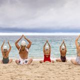 Es ging zum einen darum, das Gemälde "Consideration of Contemplation" von Andrew Baines nachzustellen, das Personen bei Yoga-Übungen am Strand zeigt…