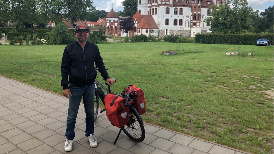 Dirk Engelhardt bloggt unter www.dergutereisende.com . Auf seinen Reisen vermeidet er Flugzeuge, Autos und Kreuzfahrtschiffe.