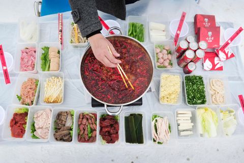 Chinesisches Restaurant: Nackte Muskel-Kellner servieren traditionelle Gerichte und sorgen für Diskussionen