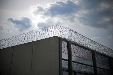 Stacheldraht der Justizvollzugsanstalt Heidering