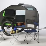 Das Campingleben findet außerhalb des Hängers statt.