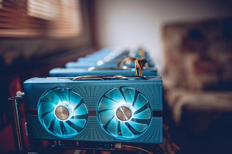 Nvidia RTX 3000: Mehrere Grafikkarten sind an einem Mining-Rig aufgereiht.