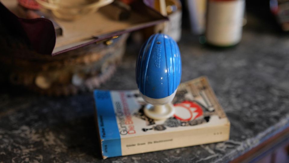 Auf dem Tresen liegt nun Sexspielzeug. Das blaue Ei ist ein DDR-Vibrator, das ehemalige Luxusmodell