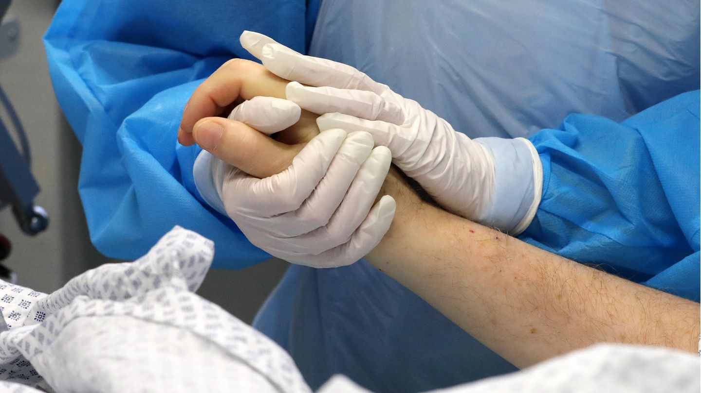 Ein Pfleger kümmert sich auf der Intensivstation um einen an Corona erkrankten Patienten